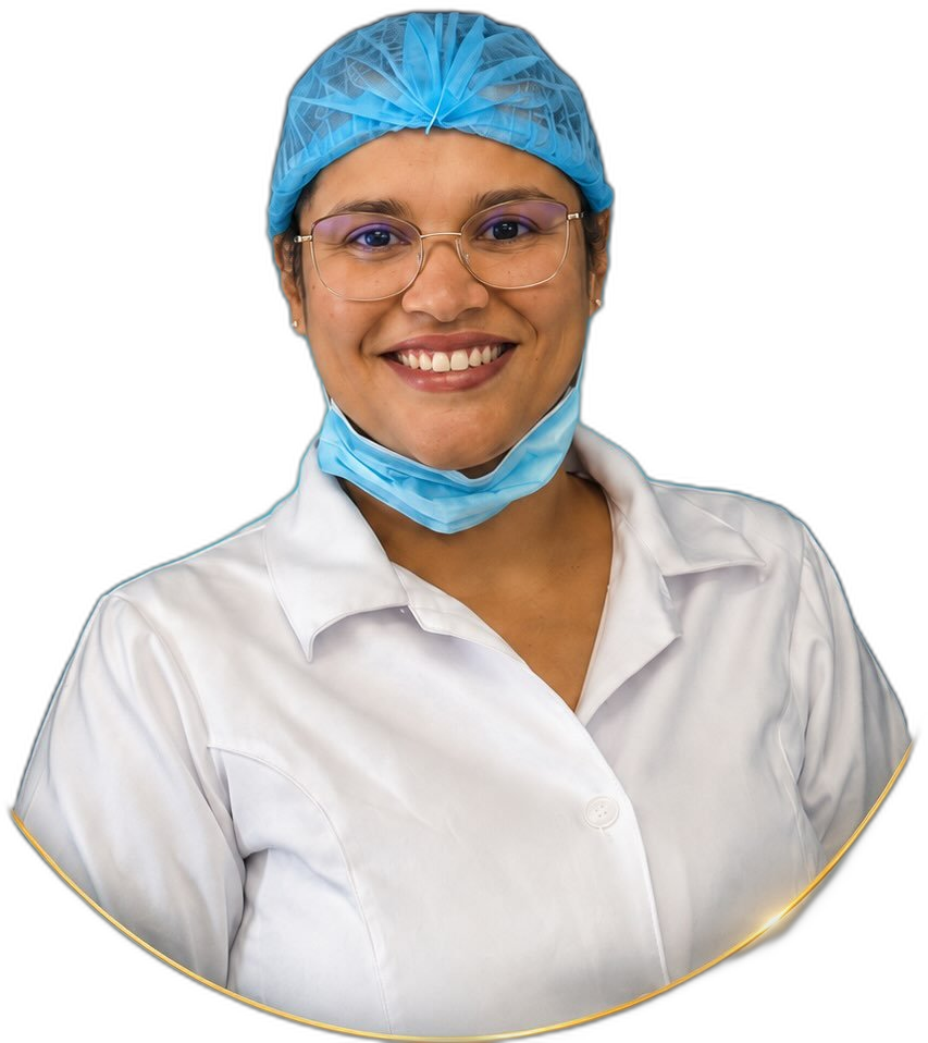 Quézia Marques, podóloga, sorrindo de jaleco branco